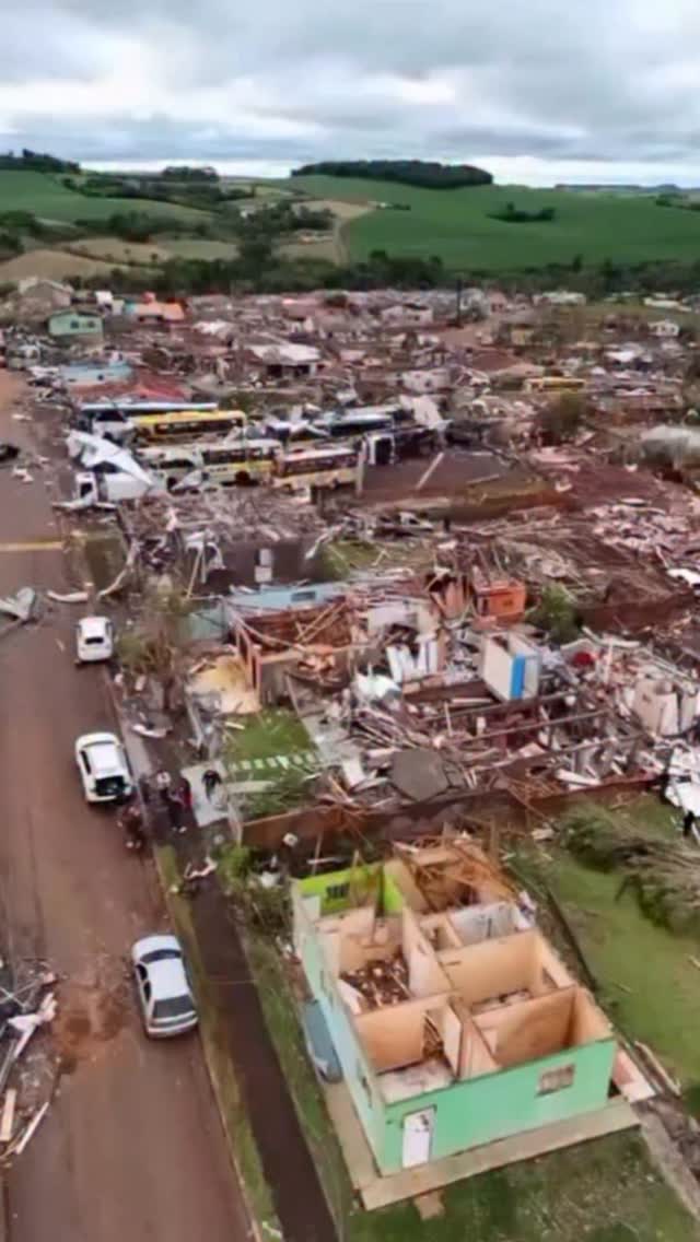 Vía @metsulmeteorologia Imágenes aéreas de la mañana de este sábado ofrecen por primera vez una vista completa del Rio Bonito do lguaçu tras el tornado. EI escenario es espantoso y uno de casi absoluta devastación impactante.

instagram.com/reel/DQzDLTTET…