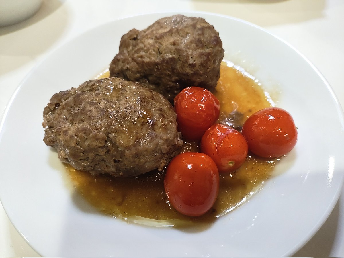 2tree_f's tweet photo. 話題のバター酒蒸しハンバーグをカンガルーミンチ100%で作りました

息子はチーズバーガーにして欲しいとのことで、ワニの手ローストとサメナゲット・サメシチューと共に。

息子3歳のお誕生日ごはん🎂

@TheMeatGuy 
@kesennuma_san https://t.co/6FbMz9EsI3