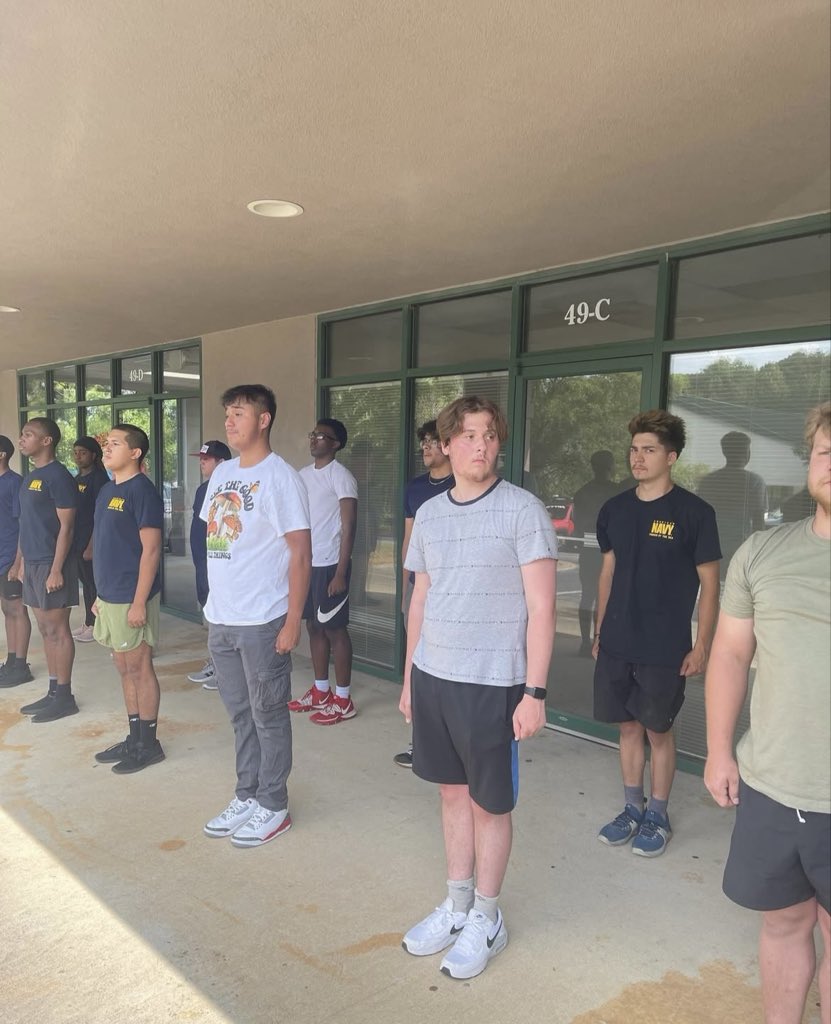seastheday_nc1's tweet photo. Todayβs DEP (delayed entry program) meeting with our future sailors went a little like this. π
One wrong move, & it's a half left face & BEGIN! π£οΈ
#forgedbythesea #futuresailor #civiliantosailor #nrsnewnan #newnan #echs #nhs #nghs
#hs #chs #mhs #taocsouth #flyynavyrecruiter #navy
#navylife #classof2025