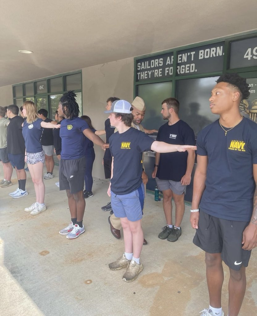 seastheday_nc1's tweet photo. Todayβs DEP (delayed entry program) meeting with our future sailors went a little like this. π
One wrong move, & it's a half left face & BEGIN! π£οΈ
#forgedbythesea #futuresailor #civiliantosailor #nrsnewnan #newnan #echs #nhs #nghs
#hs #chs #mhs #taocsouth #flyynavyrecruiter #navy
#navylife #classof2025