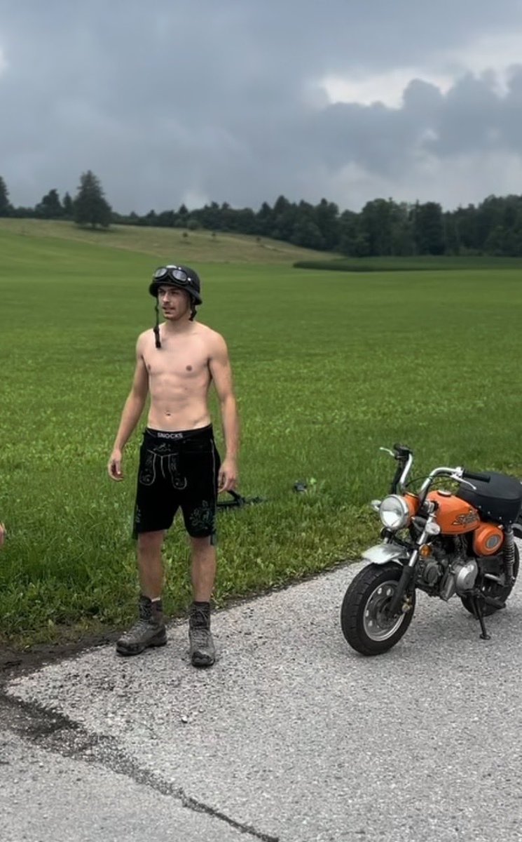 xShortsPlattler's tweet photo. #lederhose #kurzelederhose #plattlerhose #plattler #schuhplattler #lederwix #lederwichs #lederhosn #bauer #baure #landwirt #bauern #tracht #trachtler #leather #leatherpants #oberkörperfrei #sixpack #sexyboys #hotboys #twinks #teenboys #geilejungs 
#hirschlederhose #deutschejungs https://t.co/2o8UdkAKpi