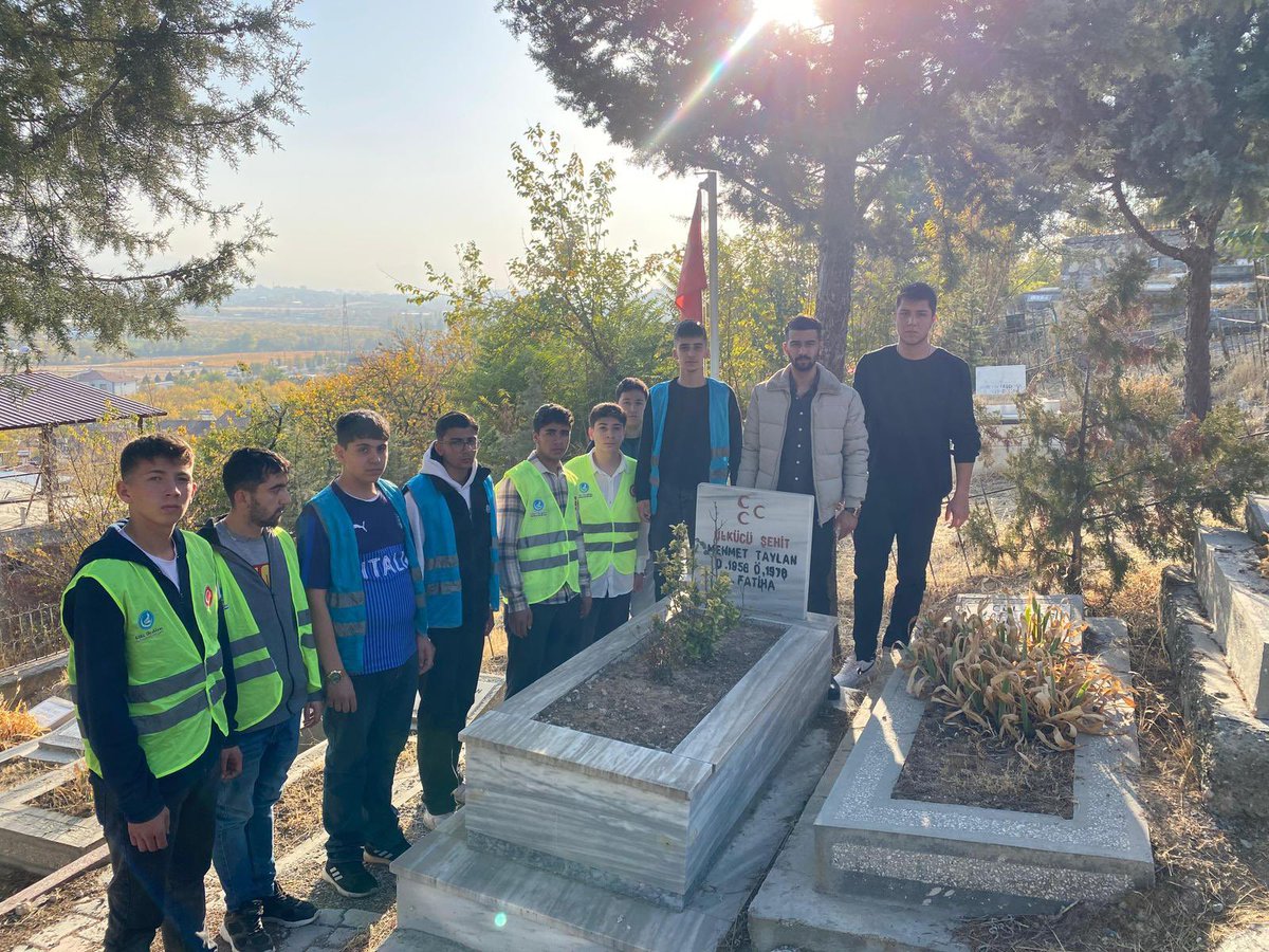 Ülkü Ocakları Malatya İl Başkanlığı Orta Öğretim birimimiz Ülkücü Şehit ağabeylerimizin kabirlerinin bakımını yapıp Şehitlerimizi dualarla andılar. 

Cenab-ı Allah kabul eylesin İnşaallah 🇹🇷
