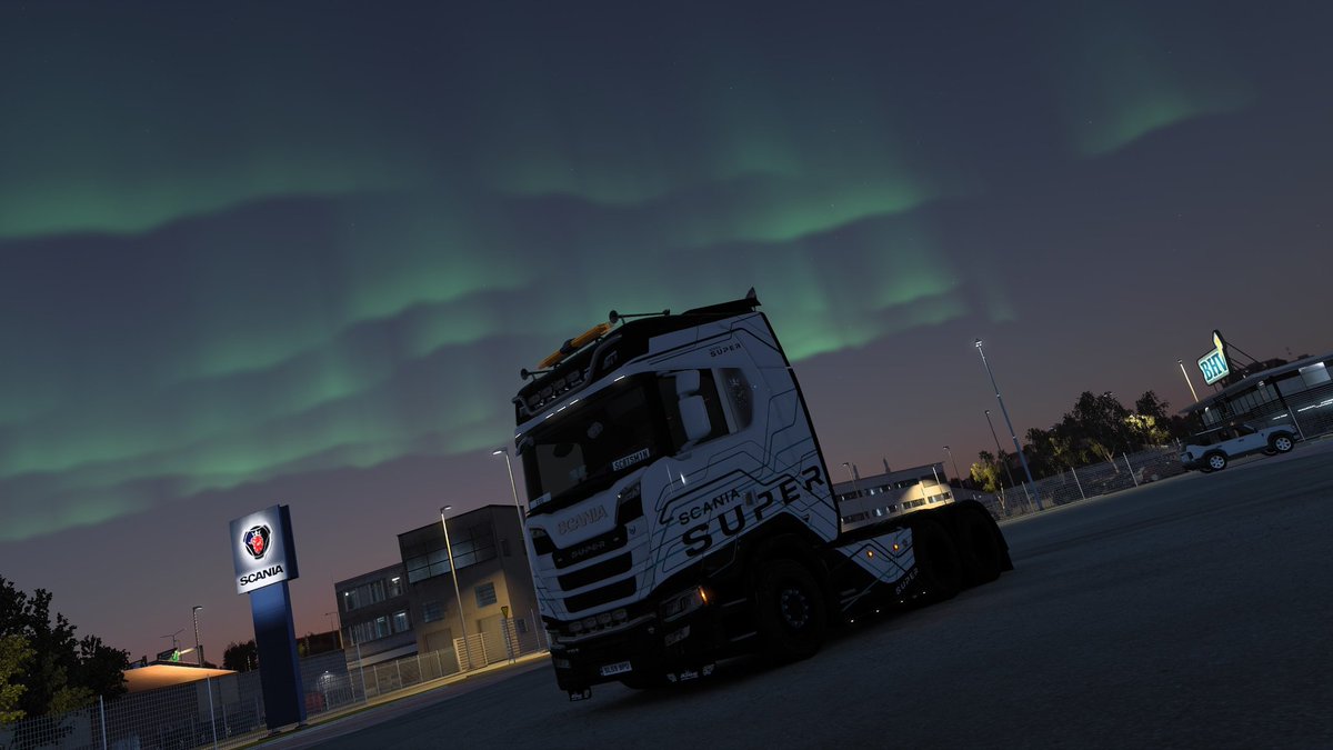 EVILSCOTSMIN's tweet photo. Had to stop and take a picture after picking up a brand new Scania SUPER in Stockholm under the northern lights, great job by the team to get this truck in game giving The King of the Road even more options to rule the road @SCSsoftware https://t.co/6Nt4cQzkrs