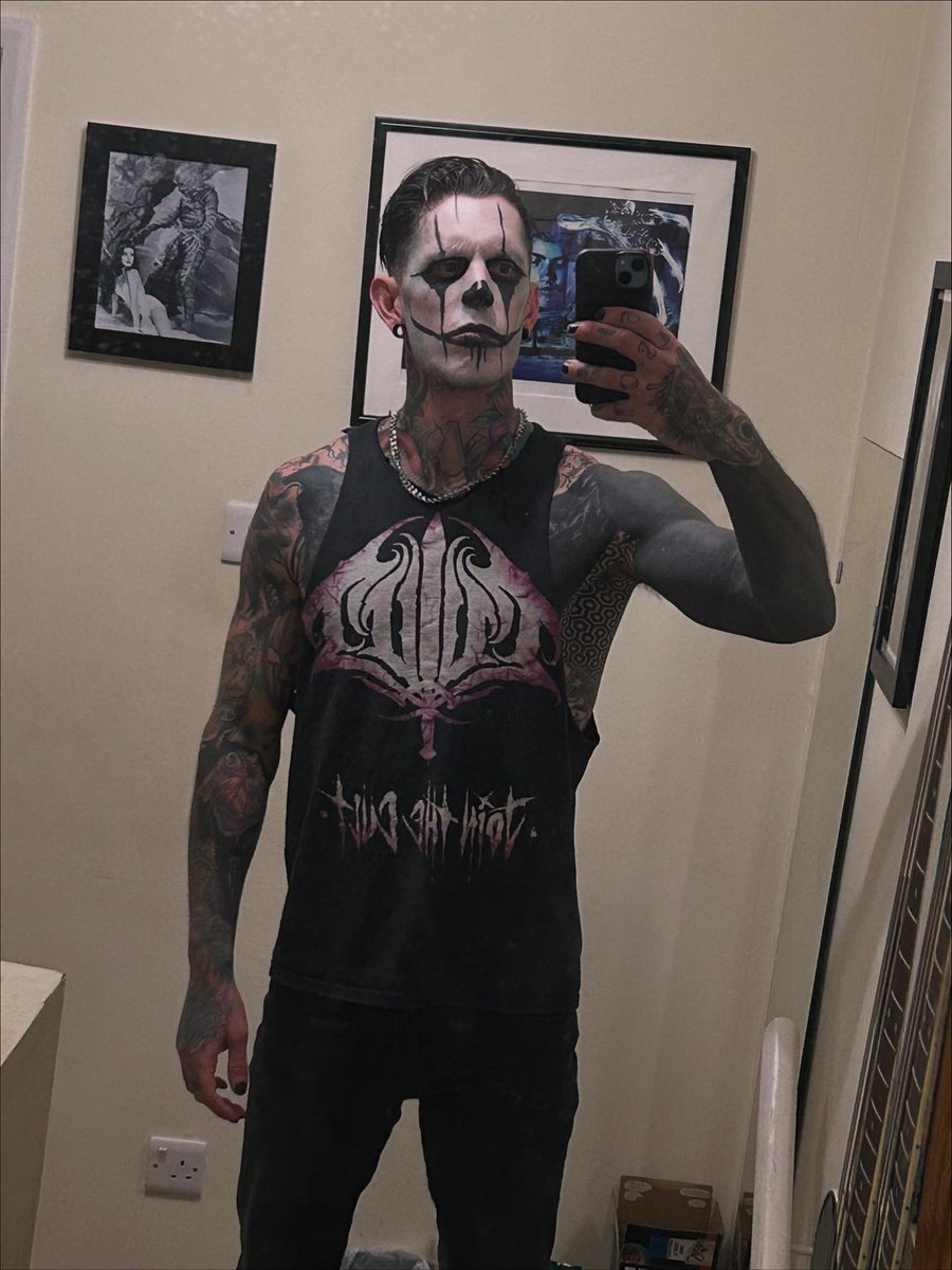 cowbob_fromhell's tweet photo. Halloween gang. Why don’t we just start dressing up everyday? I’m an adult I should be able to do what I want 😂💀
#halloweeneveryday #HorrorCommunity #HalloweenVibes #HorrorFam https://t.co/rXE92r8bp1