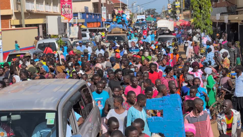 The road to Arrow Square is filled with overwhelming support. Soroti has shown up. Soroti has spoken.
We march with the people. 
#FixingTheEconomyMoneyInOurPockets