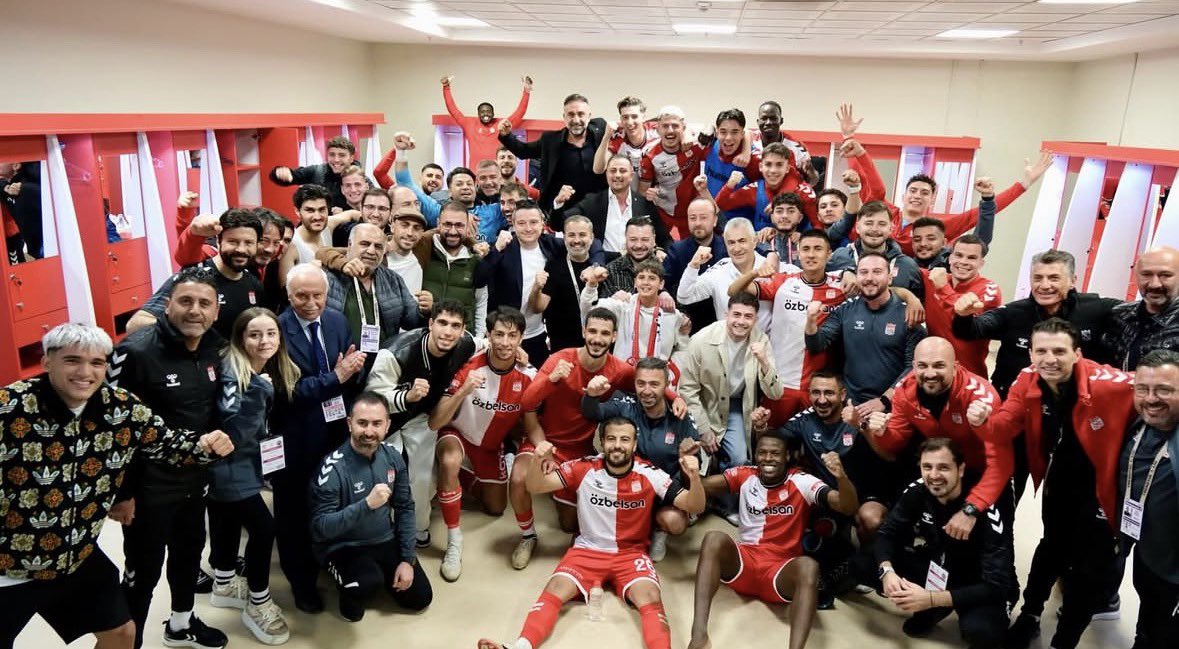 AltparmakMehmet's tweet photo. Oynayan oynamayan herkesi kutluyorum. Çok önemli bir 3 puan aldık. Hiç durmadan bizi  90 dakika sonuca bakmadan destekleyen taraftarımıza da yürekten teşekkürler. Daha çok çalışacağız. 🔴⚪️ https://t.co/pBUNAZteeL