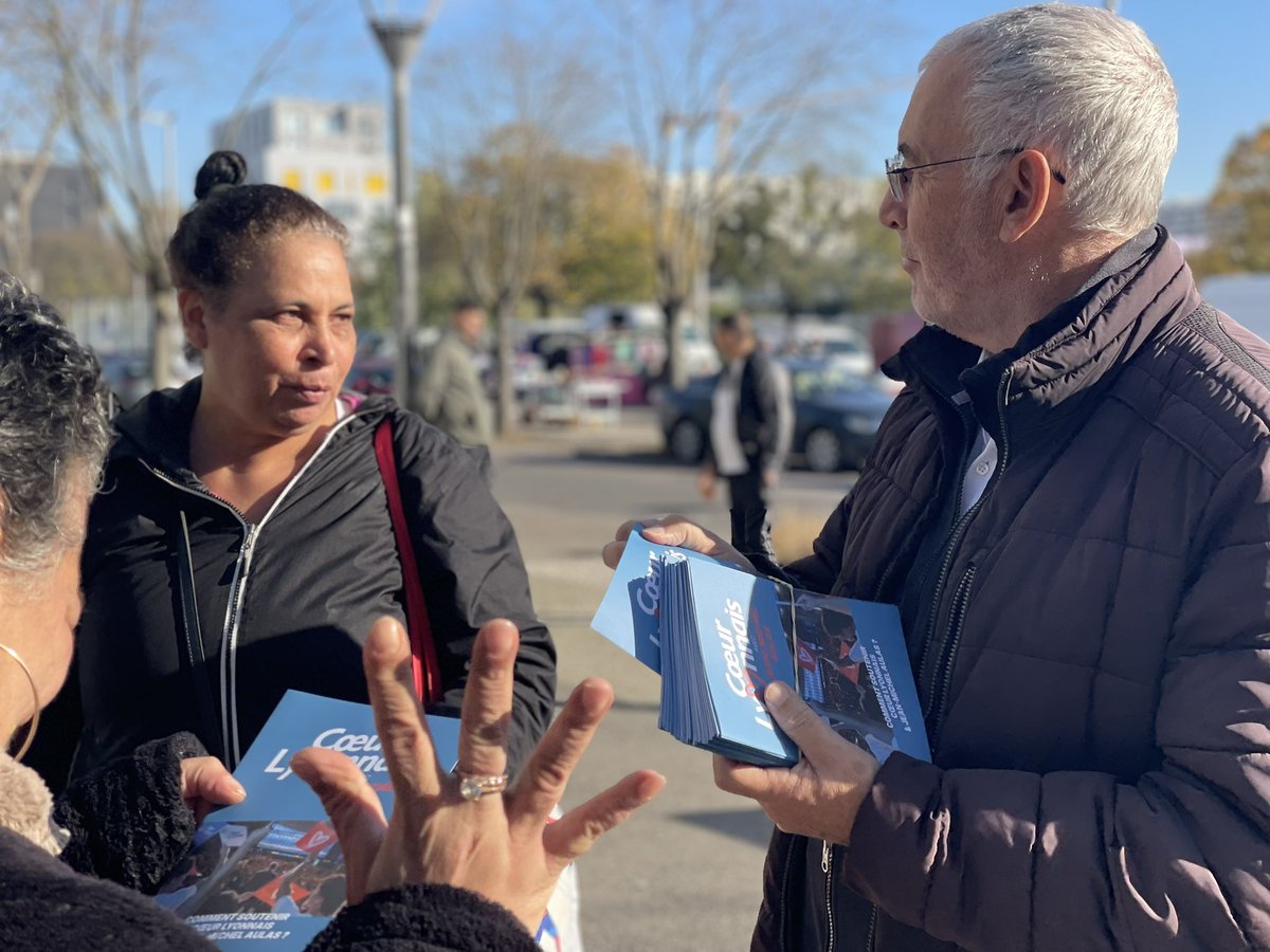 EricDesbos's tweet photo. 💬 Campagne @Coeur_Lyonnais_ @JM_Aulas 
Cap sur le marché de Mermoz, quartier du 8e en pleine mutation.
Entre colère et inquiétude, les habitants expriment leur ras-le-bol face à des travaux sans fin.
Écouter, échanger et agir : notre priorité. 

#Mermoz #CampagneCœurLyonnais https://t.co/nVG3jASOTZ