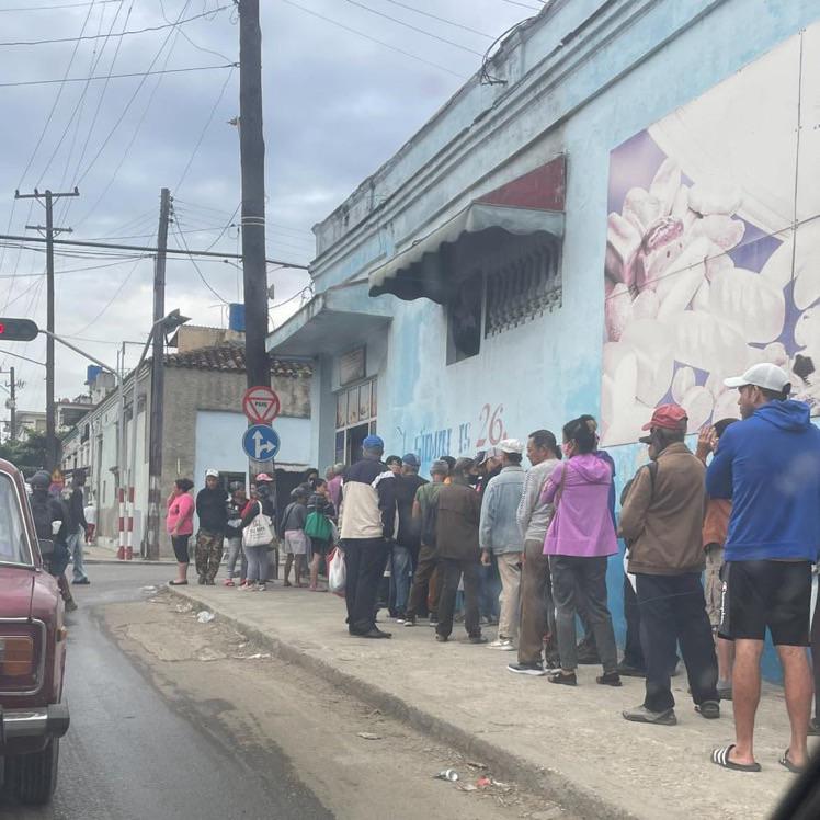 Imagine waking up and having to stand in this line to buy bread  for breakfast... that's how mornings are under communism in Havana.
Next stop  New York how long will it take under you new  leader?