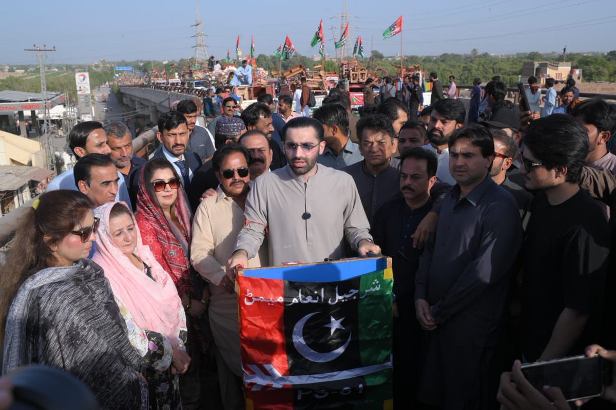 ZainKazmi_'s tweet image. Empowering education 🙏💪
Rawal Sharjeel launches Pakistan’s largest school furniture distribution in Hyderabad, Big thanks to Rawal Sharjeel Memon

#VisionSindh #ProgressiveSindh

@BBhuttoZardari 
@sharjeelinam 
@rawalsharjeel