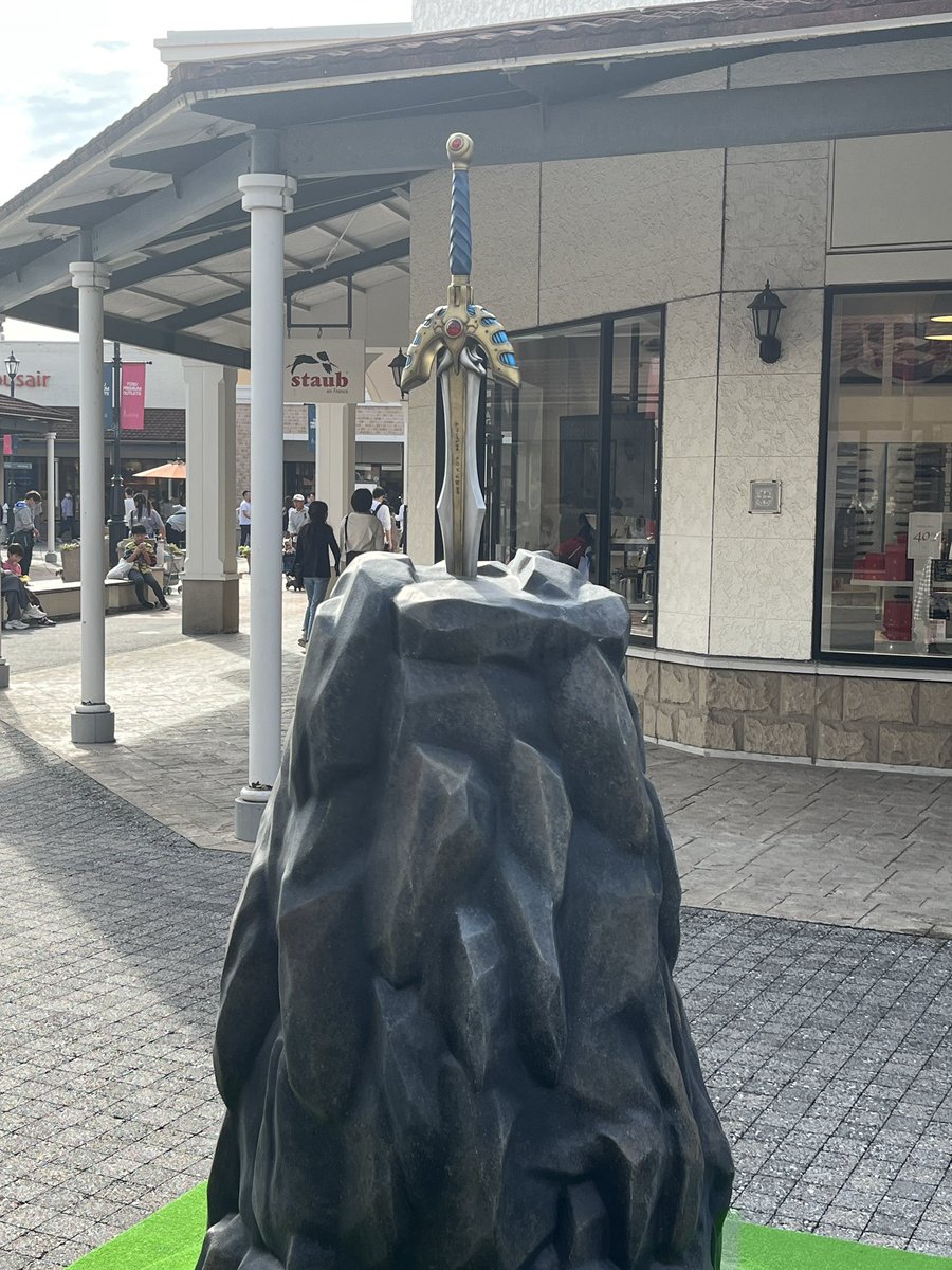carrez66's tweet photo. 鳥栖プレミアムアウトレットに行ってきた。ところどころにドラクエの看板があって、BGMもドラクエ仕様になってた。
コラボのグッズや服はほぼ売り切れ状態で残念！

#ドラクエ
#プレミアムアウトレット https://t.co/ibUTMBb1Lo