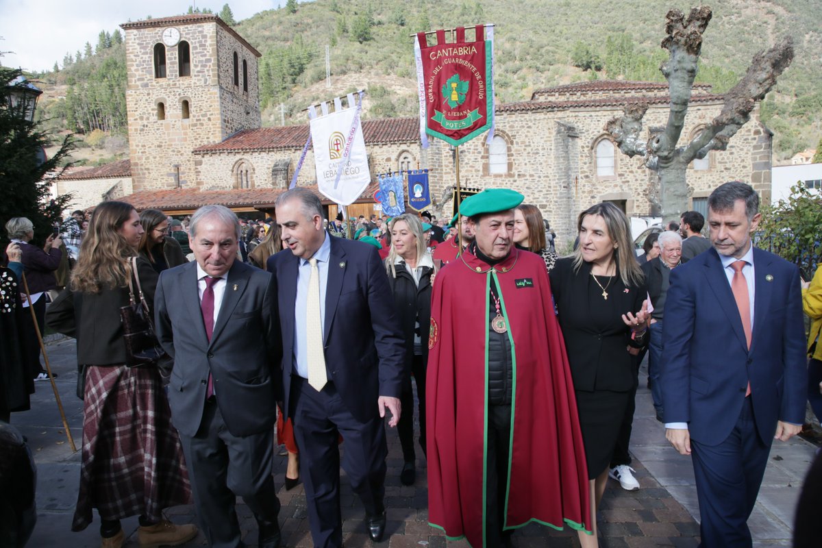 cantabriaes's tweet image. ✔️ El Gobierno ensalza en Potes el valor del orujo como seña de identidad y a @joseribagorda por su pasión a nuestras costumbres
👉 Martínez Abad y Media se suman a la recepción oficial al Orujero Mayor 2025 y su posterior firma en Libro de Honor
ℹ️ Ver: bit.ly/43msLO1