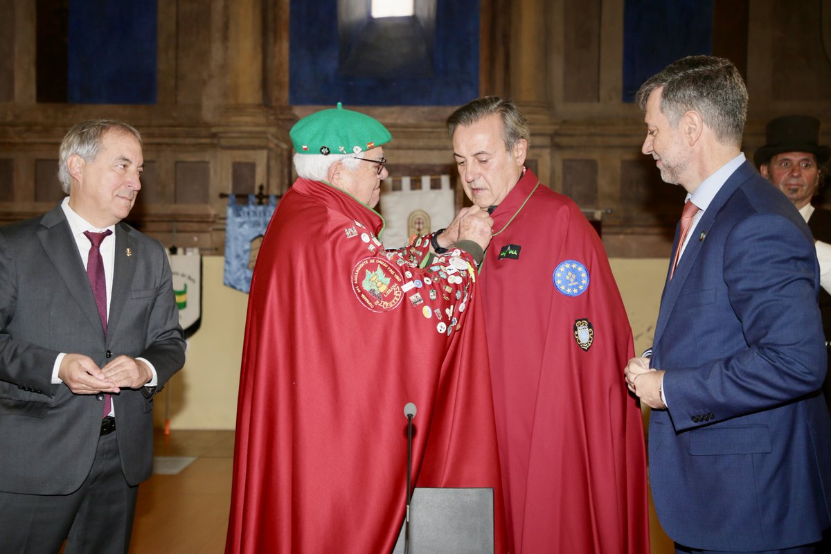 cantabriaes's tweet image. ✔️ El Gobierno ensalza en Potes el valor del orujo como seña de identidad y a @joseribagorda por su pasión a nuestras costumbres
👉 Martínez Abad y Media se suman a la recepción oficial al Orujero Mayor 2025 y su posterior firma en Libro de Honor
ℹ️ Ver: bit.ly/43msLO1