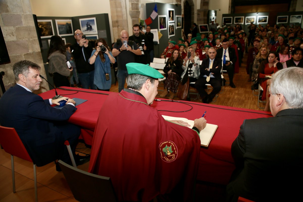 cantabriaes's tweet image. ✔️ El Gobierno ensalza en Potes el valor del orujo como seña de identidad y a @joseribagorda por su pasión a nuestras costumbres
👉 Martínez Abad y Media se suman a la recepción oficial al Orujero Mayor 2025 y su posterior firma en Libro de Honor
ℹ️ Ver: bit.ly/43msLO1