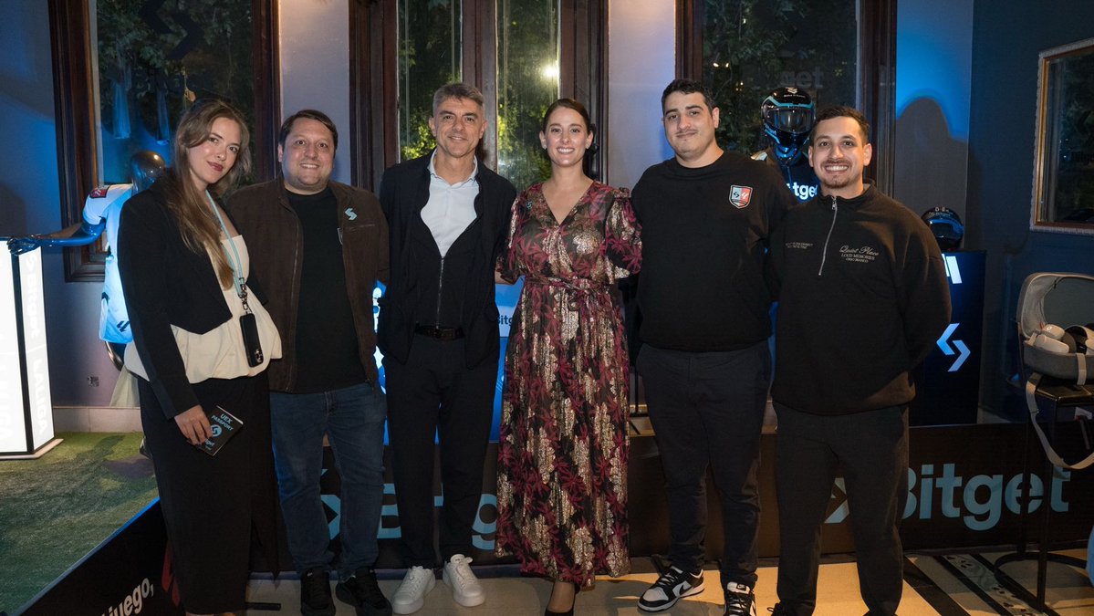 bitget's tweet image. What a star-studded night with football legends Roberto Ayala and Claudio “Piojo” López! 🌟

From the pitch to the future, Bitget is leading the charge toward tomorrow under the #UEX vision. 🔥

#EventwithBitget #LABITCONF #LALIGAxBitget