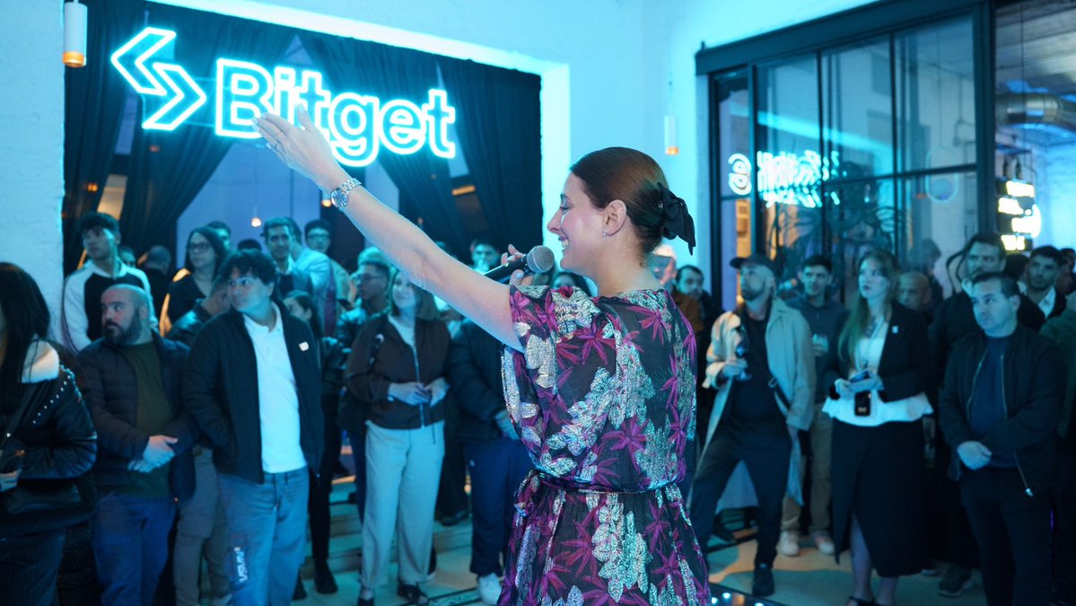 bitget's tweet image. What a star-studded night with football legends Roberto Ayala and Claudio “Piojo” López! 🌟

From the pitch to the future, Bitget is leading the charge toward tomorrow under the #UEX vision. 🔥

#EventwithBitget #LABITCONF #LALIGAxBitget