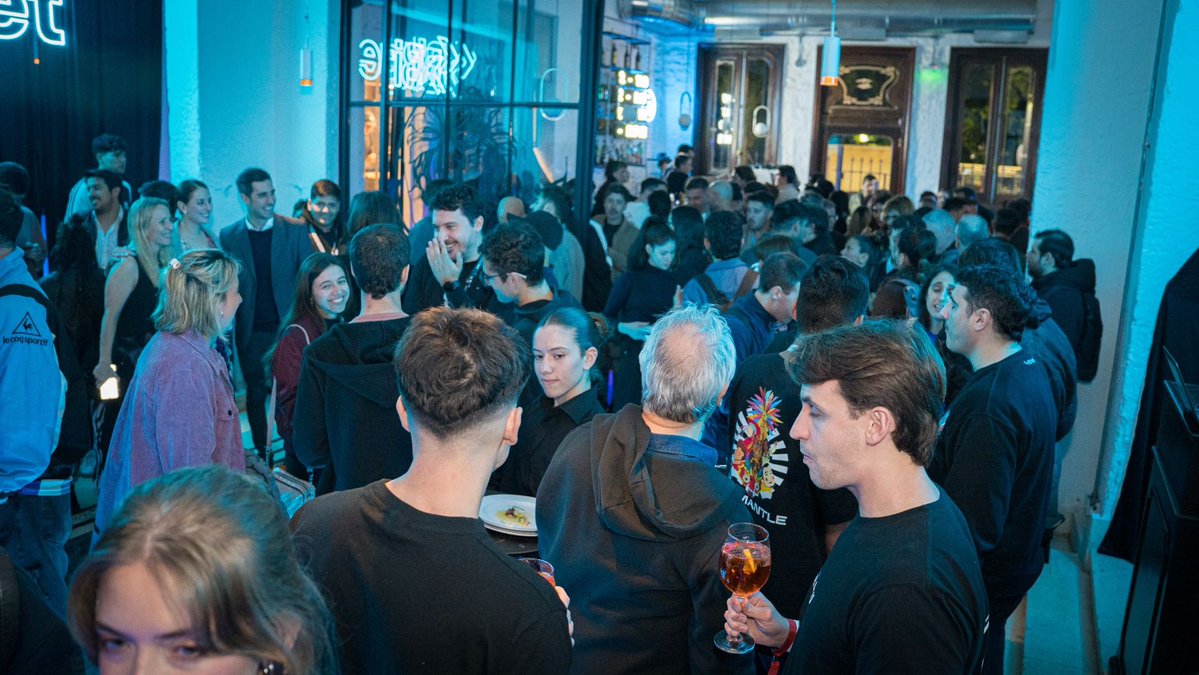 bitget's tweet image. What a star-studded night with football legends Roberto Ayala and Claudio “Piojo” López! 🌟

From the pitch to the future, Bitget is leading the charge toward tomorrow under the #UEX vision. 🔥

#EventwithBitget #LABITCONF #LALIGAxBitget