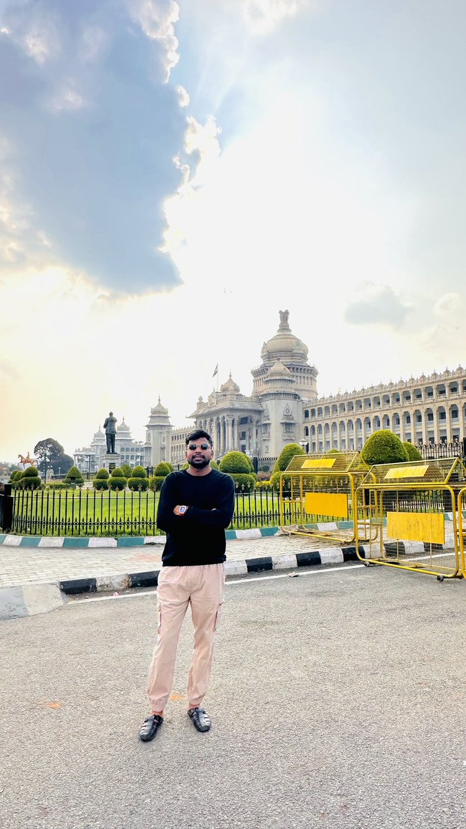 ShaileshASP's tweet image. Finding my rhythm among legends. #GuessThePlace