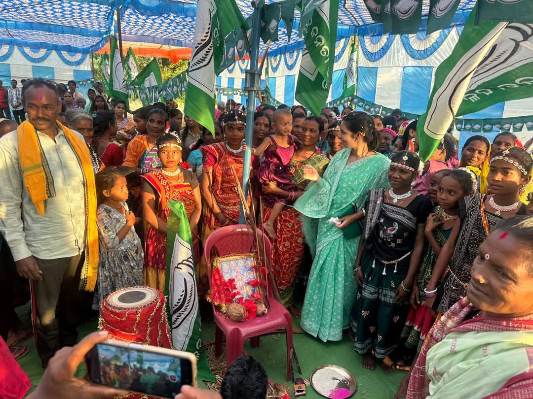 ନୂଆପଡା ବ୍ଲକ ଭାଳେଶ୍ୱର ପଞ୍ଚାୟତ ଅନ୍ତର୍ଗତ ଦାଦାରଗାଁ ଠାରେ ନୂଆପଡ଼ା ଉପନିର୍ବାଚନ ପାଇଁ ପ୍ରଚାର କରିବା ସହ ବିଜେଡ଼ି ପ୍ରାର୍ଥୀନୀ ସ୍ନେହାଙ୍ଗିନୀ ଛୁରିଆ ଙ୍କୁ ବିପୁଳ ସଂଖ୍ୟା ରେ ଭୋଟ ଦେଇ ଜୟଯୁକ୍ତ କରିବା ପାଇ ନିବେଦନ କଲି।
#BJD4Nuapada 
#VoteForBJD 
#nuapadabyelection 
#snehanginichhuria