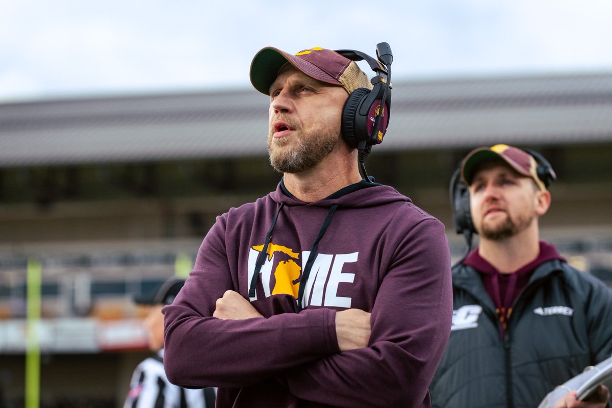AdamJaksa's tweet image. Happy birthday to HC Matt Drinkall!

This is his first b-day as a dad and as the leader of the Chippewa football program!

Today’s also exactly 11 months since he got the Central Michigan job.

Impressive what he’s accomplished in less than a year turning this program around 🔥⬆️