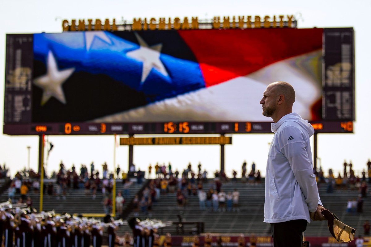 AdamJaksa's tweet image. Happy birthday to HC Matt Drinkall!

This is his first b-day as a dad and as the leader of the Chippewa football program!

Today’s also exactly 11 months since he got the Central Michigan job.

Impressive what he’s accomplished in less than a year turning this program around 🔥⬆️