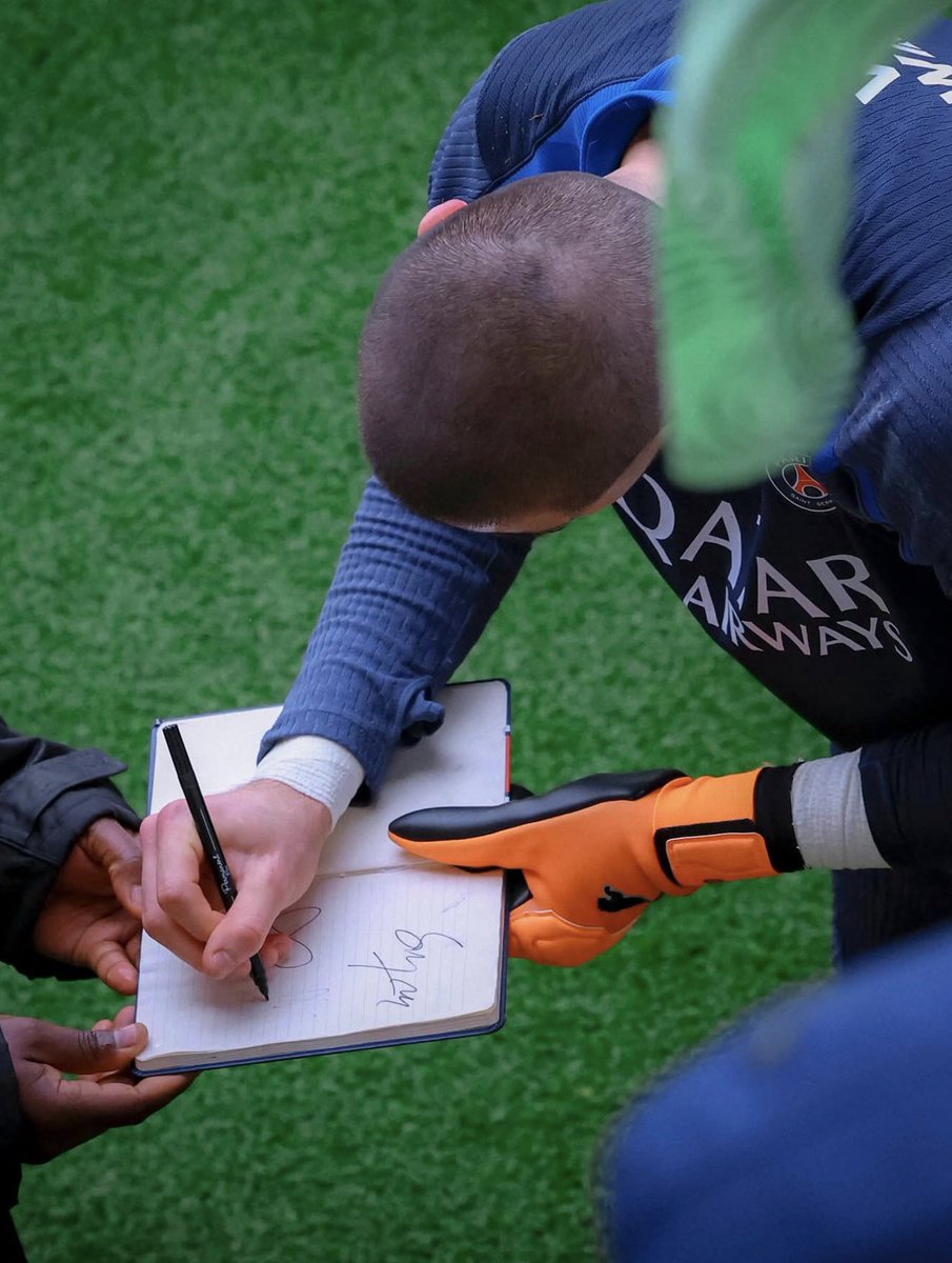 📝 Lucas Chevalier signant un autographe après la séance d’entraînement ⚽️😁

#OLPSG | #PSG | #Ligue1 | #Chevalier