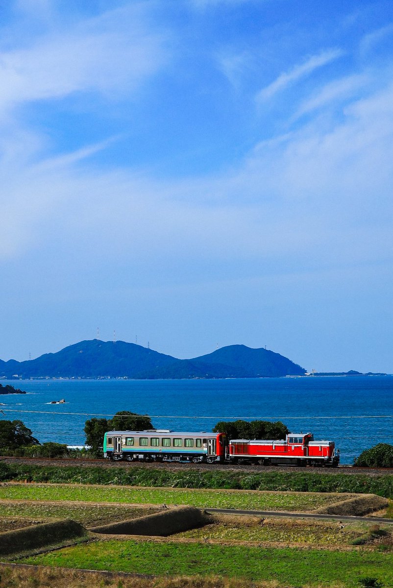 海を背にDCを牽引するDE10