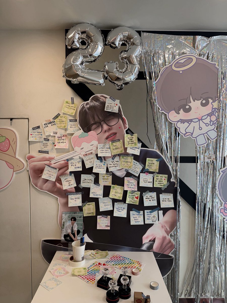 _ishinyou's tweet photo. 엄청 귀여웠던 공간ㅋㅋ♡
짜파게티남편 판넬 있어서 짱 재밌었어요
헤헤 럭드 쿠션키링 나왔어욤 ~
유꾸미 ㅈㅉ 실물이 짱귀.. 제발 저요
#클래식_영화_같은_너
#Scene_YOU https://t.co/AbEYIX6JB7