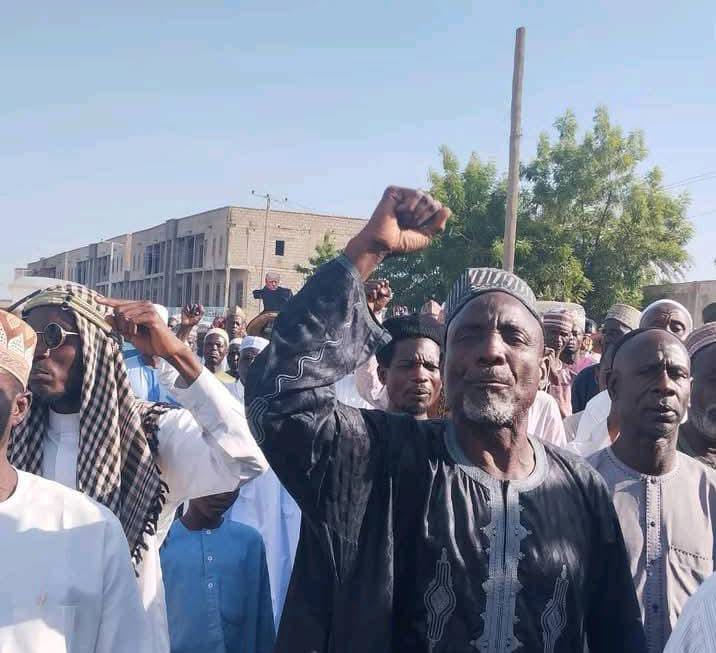 ShelongGabriel's tweet image. Arewa North never protested the terrorists destroying their own communities have poured into the streets in Kano to protest Donald Trump.