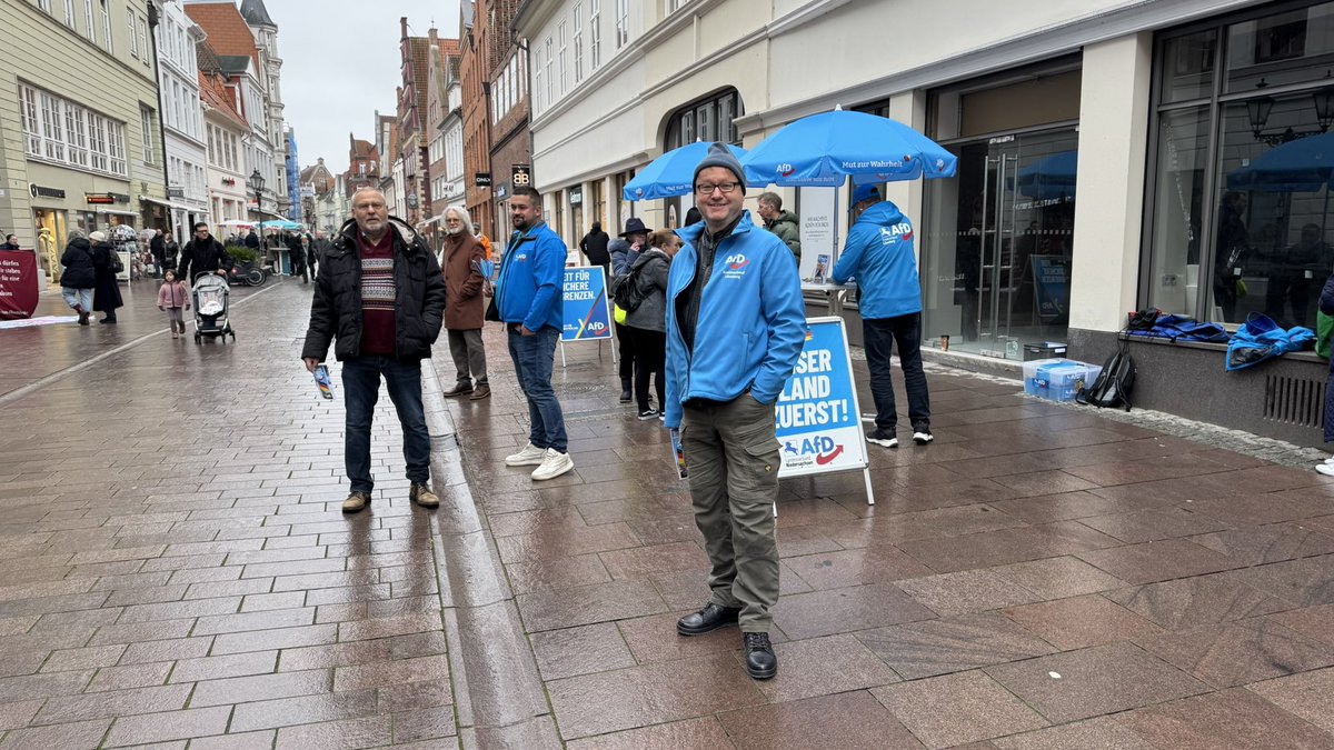 +++ Unser Infostand im November +++

Mal wieder volle Hütte bei unserem Stand in der Großen Bäckerstraße. 
Vielen Dank an die zahlreichen Unterstützer und Sympathisanten, die den heutigen Infostand wiederholt zum Erfolg führten.

#DeshalbAfD #ZeitfürDeutschland #gesichertunbequem