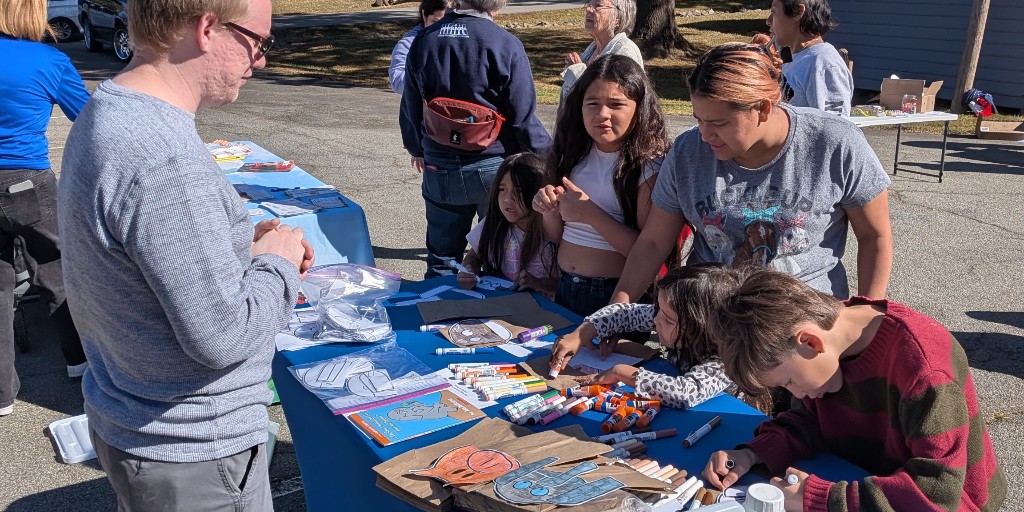 SmartStartMeck's tweet image. 📸 Some Saturday Snaps from an event last weekend in collaboration with Caterpillar Ministries. Members of the SSMC Programs Team discussed the resources and assistance we offer young children and their families, led a bilingual literacy workshop, and made crafts!