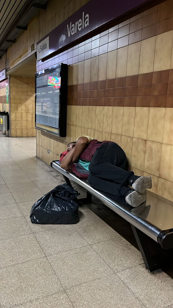 repodrida23's tweet photo. #subteE No es una estación,SON TODAS!No hay Personal de Seguridad de @Emova_arg ni de @PoliciaCiudadBA A las 8 de la mañana nos encontramos con los #fisuras x todos lados! Que hacer @jorgemacri @gabimraida @ibaistrocchi @claramuzzio? @CabaFisuras @VecinosCon5633 @Indignada_Lala https://t.co/oEpJFBtcOp