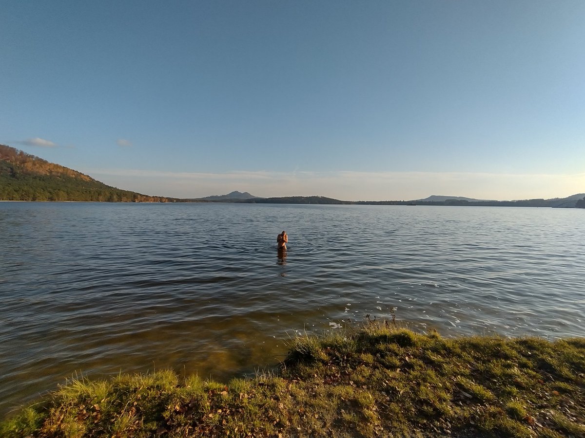 Voda v Mácháči je krásně čistá. Honem, než to zase vykvete!