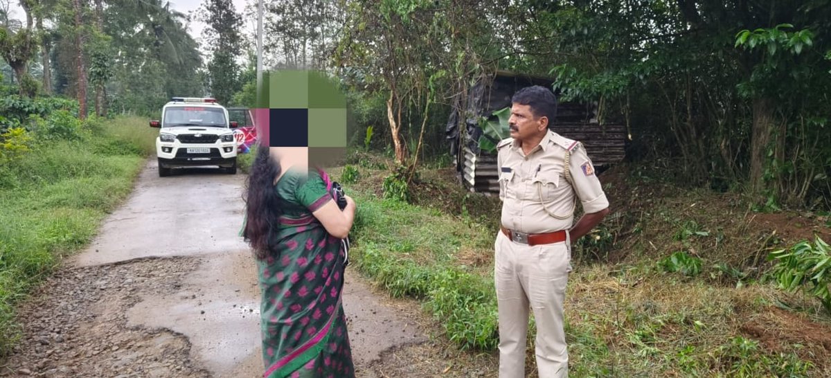 ಭಾಗಮಂಡಲ ಪೊಲೀಸ್ ಠಾಣಾ ವ್ಯಾಪ್ತಿಯ ಕೊಪಟ್ಟಿಯಿಂದ ಗಲಾಟೆ ಎಂದು ಕರೆಬಂದ ಕೂಡಲೇ ಸ್ಥಳಕ್ಕೆ 112ರವರು ತೆರಳಿ ವಿಚಾರಿಸಿದಾಗ ಬೇಲಿ ವಿಚಾರವಾಗಿ ಜಗಳವಾಗಿದ್ದು, ಈ ಸಂಬಂಧ ಠಾಣೆಯಲ್ಲಿ ದೂರು ಸಹ ದಾಖಲಾಗಿರುತ್ತದೆ, ಆದ್ದರಿಂದ ಮತ್ತೆ ಗಲಾಟೆ ಮಾಡಿಕೊಳ್ಳದಂತೆ  ಸೂಕ್ತ ಕಾನೂನು ತಿಳುವಳಿಕೆ ನೀಡಿ ಸಮಾಧಾನಪಡಿಸಿರುತ್ತಾರೆ. <a href="/112Kodagu/">112 Kodagu</a> <a href="/KodaguSp/">SP Kodagu</a>