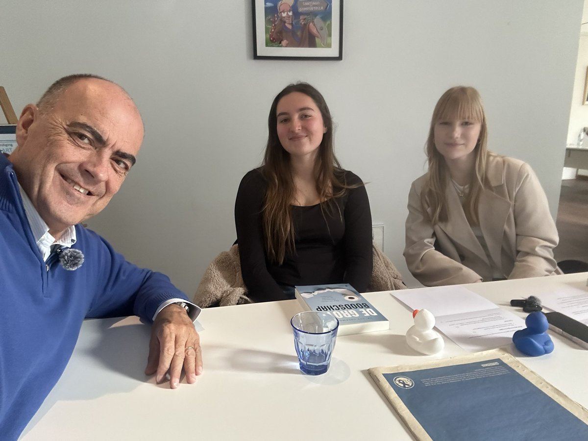 LucColemont's tweet image. Tot wat getuigenis Walter Damen bij #tafelvangert leiden kan! 💪🏻

Noa Hermans &amp;amp; Jennifer Lampe kwamen speciaal van Veurne &amp;amp; Oudenaarde naar Antwerpen voor opname van hun #podcast over @StopDarmkanker 🍀 mooie schoolopdracht #HOwest💙

#kennisdelen ook op zaterdag 😉
#DoeDeTest 🙏