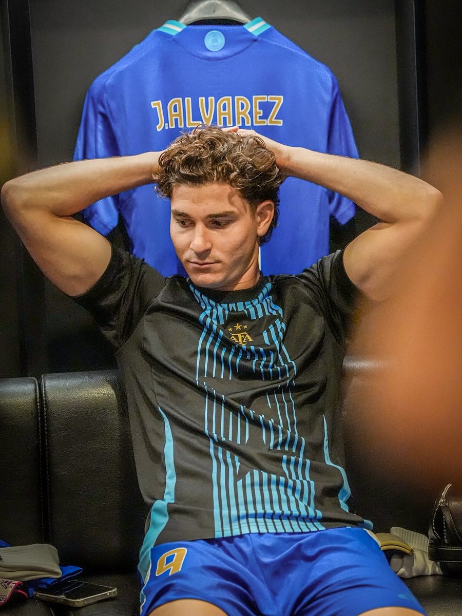 SVargasOK's tweet photo. 🗣 Julián Álvarez: “El otro día, en la selección, alguien me hizo notar que yo era el único jugador que no tenía tatuajes.

No lo hago para ser diferente. Cuando era chico, mi papá nos decía: 'Nada de tatuajes, nada de cigarrillos y nada de alcohol'.

Hoy de grande, cada uno decide, pero yo no siento la necesidad”.

🗞 L’Equipe.