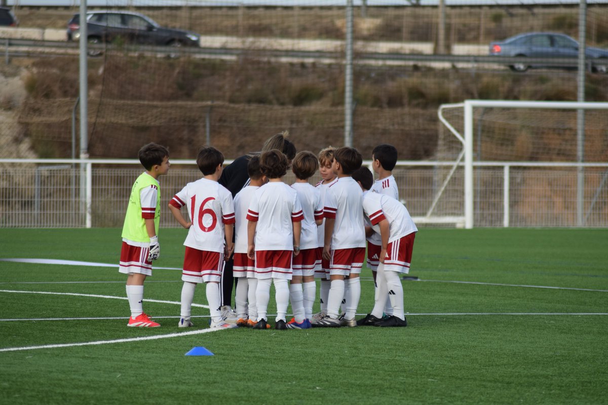 Academy_SFC's tweet image. 😊 Jornada magnífica que vive nuestra cantera los fin de semanas. Lleno de partidos donde les vemos disfrutar con amigos jugando al fútbol. ⚽️

⚪️🔴 Defendiendo nuestros colores y sus valores.

#NuncaTeRindas #SevillaFC #CanteraSFC #SevillaFCAcademy