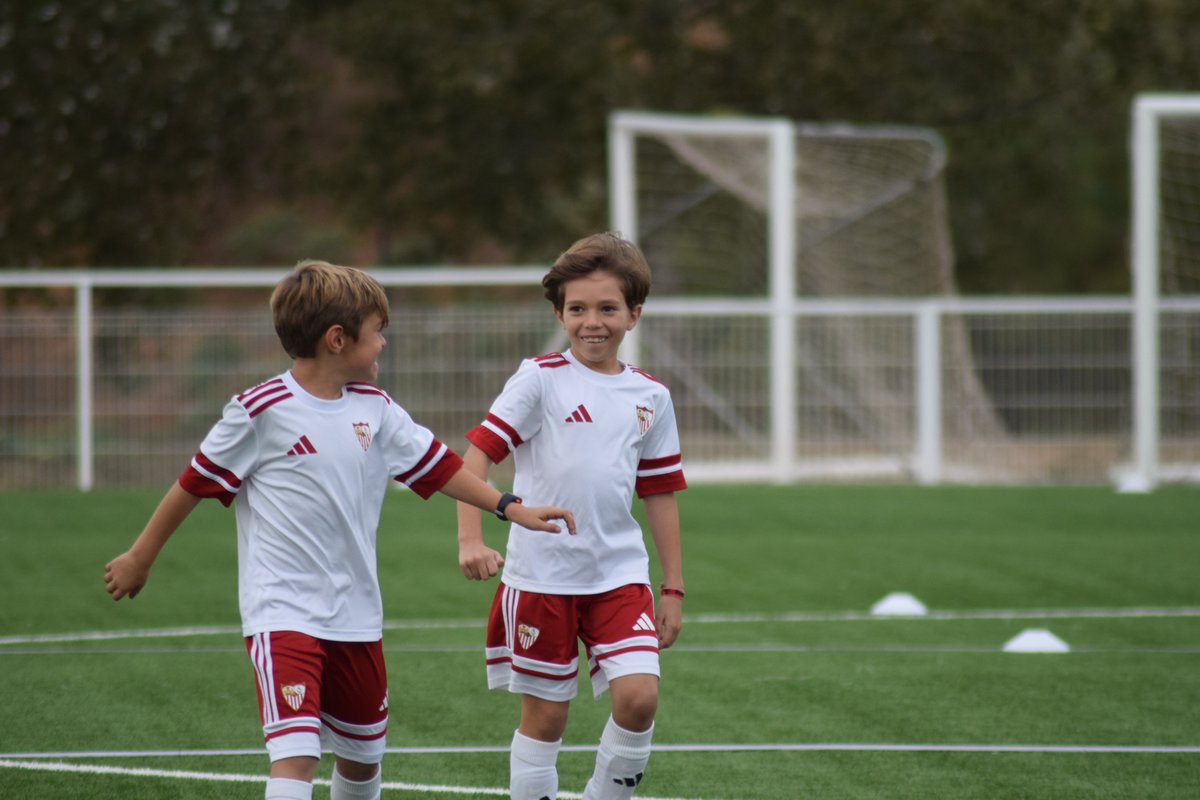 Academy_SFC's tweet image. 😊 Jornada magnífica que vive nuestra cantera los fin de semanas. Lleno de partidos donde les vemos disfrutar con amigos jugando al fútbol. ⚽️

⚪️🔴 Defendiendo nuestros colores y sus valores.

#NuncaTeRindas #SevillaFC #CanteraSFC #SevillaFCAcademy