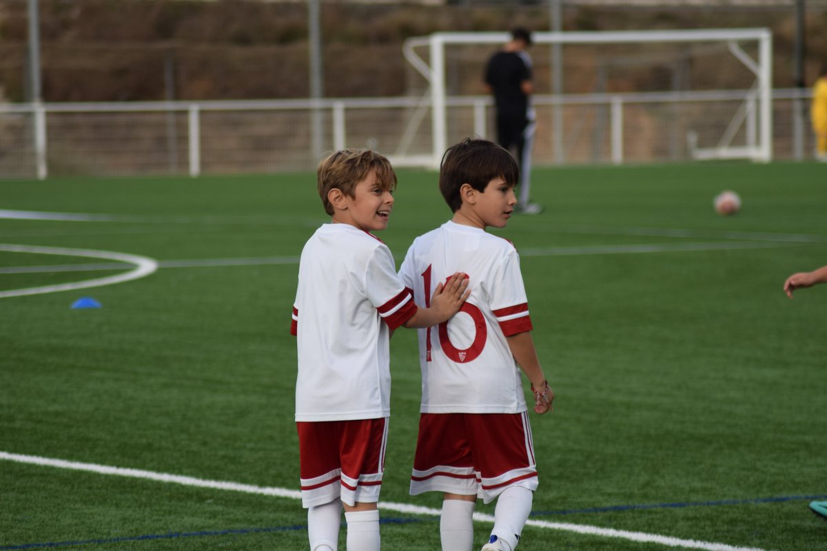 Academy_SFC's tweet image. 😊 Jornada magnífica que vive nuestra cantera los fin de semanas. Lleno de partidos donde les vemos disfrutar con amigos jugando al fútbol. ⚽️

⚪️🔴 Defendiendo nuestros colores y sus valores.

#NuncaTeRindas #SevillaFC #CanteraSFC #SevillaFCAcademy