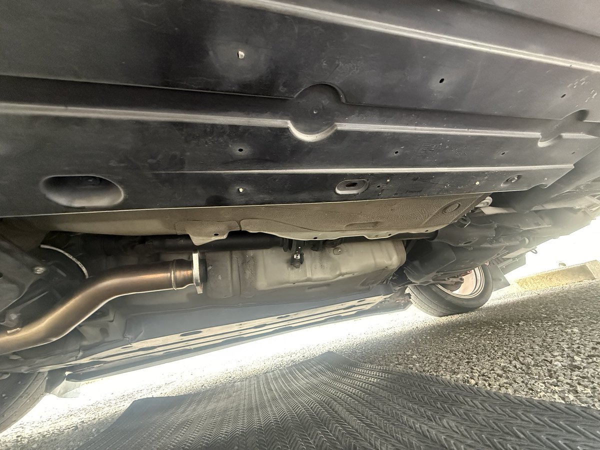 ryoryo_gdb's tweet image. 廃棄漏れを治すべく一生懸命車の下に潜り直しました。
本当にマフラー交換だけは苦手かも。