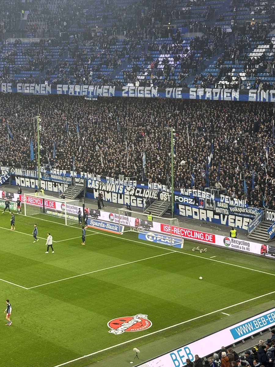 Gerade spricht Dennis Diekmeier in der Stadion-Show zum Kampf gegen den Krebs, den auch seine Tochter Delani kämpft. Von der Nordtribüne gibt es ein Transparent: „Viel Kraft an Familie Diekmeier - Niemals aufgeben, Delani!“