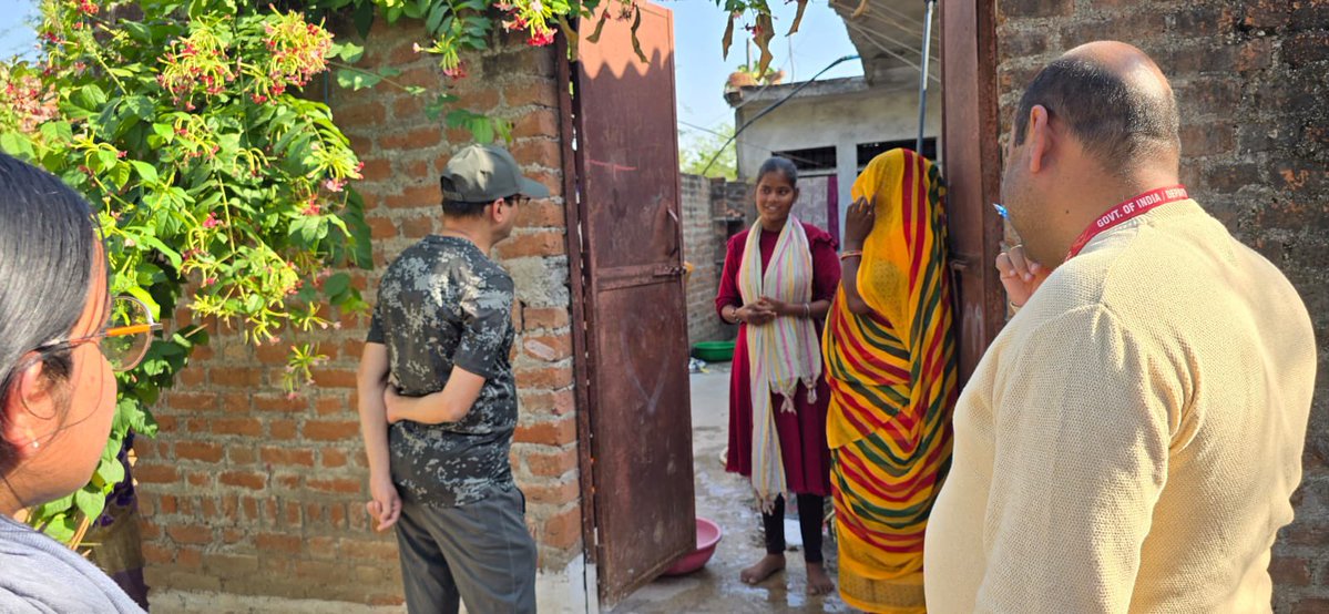 CPMGMP's tweet image. श्री पवन कुमार डालमिया, निदेशक डाक सेवाएं (मुख्यालय परिक्षेत्र) भोपाल द्वारा ग्रामीण क्षेत्रों में डाक सेवाओं एवं सुविधाओं की उपलब्धता तथा उनके प्रभाव का जमीनी स्तर पर आकलन करने हेतु ग्वालियर डाक संभाग के सिमिरिया ताल ग्राम की विजिट की गई ।