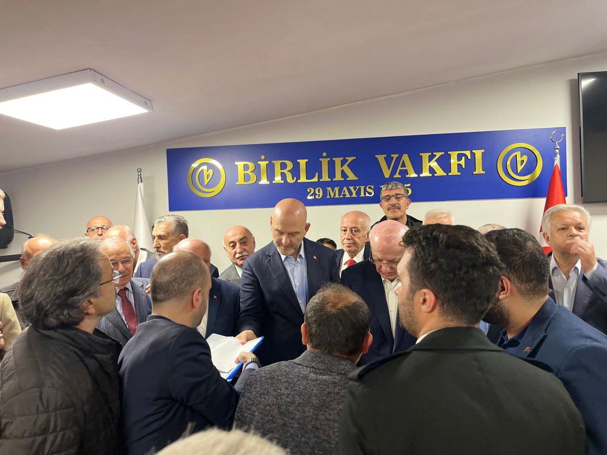 IscilerDernegi's tweet photo. 📍 İstanbul
Kamuda Çalışan Üniversiteli İşçiler Derneği olarak, İstanbul BaşTemsilcimiz ve temsilcilerimizle birlikte AK Parti İstanbul Milletvekilimiz, eski İçişleri Bakanımız Sayın Süleyman Soylu ile bir araya geldik.

Görüşmemizde, kamuda 4857 sayılı Kanun kapsamında görev yapan üniversite mezunu işçilerin yaşadığı statü sorunlarını, memur statüsüne geçiş taleplerimizi ve bu konuda kamuya sağlayacağı tasarruf ve verimlilik yönlerini içeren arz dosyamızı Sayın Bakanımıza takdim ettik.

Sayın Süleyman Soylu, konunun önemine ve detaylarına vakıf olduğunu belirterek, üniversiteli işçilerin statü değişikliği taleplerini dikkatle dinlemiştir.
Kamuda çalışan, alın teriyle görev yapan binlerce üniversiteli işçi adına sürece katkı sunan ve bizleri samimiyetle karşılayan Sayın Bakanımıza teşekkür ediyoruz. @Akparti @RTErdogan @suleymansoylu @tcbestepe @TBMMGenelKurulu