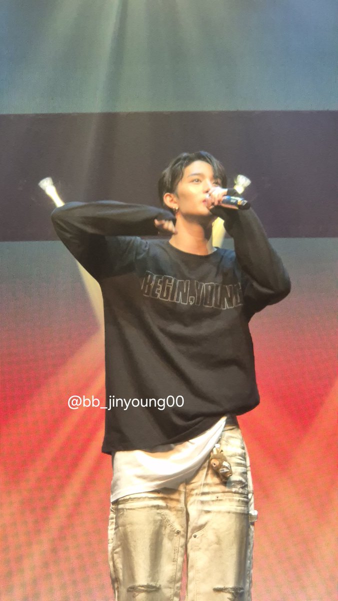 251108 #배진영 비긴영 팬콘

진영이 바지에 라부부키링 달앗서 ㅠㅠㅠ 
기야워 ㅋㅋㅋ ㅠㅠㅠ💝🧸