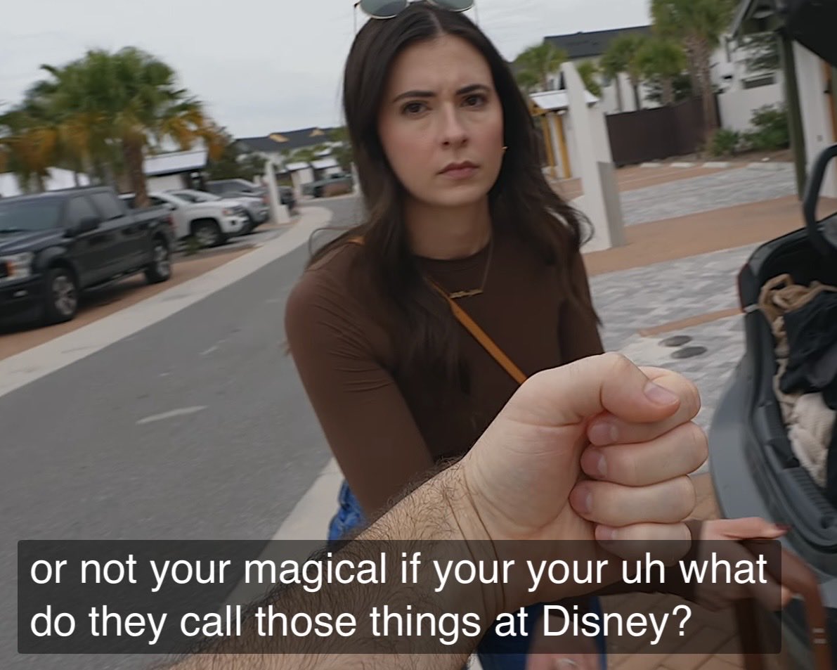 SarinGasFelon's tweet image. top 3 disney vlogger for sure!! 🥴 #clueless #magicband #grifter