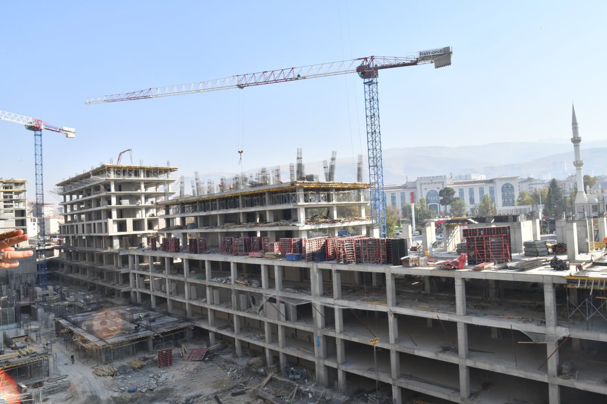 AK Parti Malatya Milletvekilimiz Abdurrahman Babacan ve AK Parti Battalgazi İlçe Başkanımız Basri Kahveci ile birlikte; eski hal binasının bulunduğu, yıllardır atıl durumda olan; Çevre, Şehircilik ve İklim Değişikliği Bakanımız Sayın Murat Kurum’un talimatlarıyla ayağa