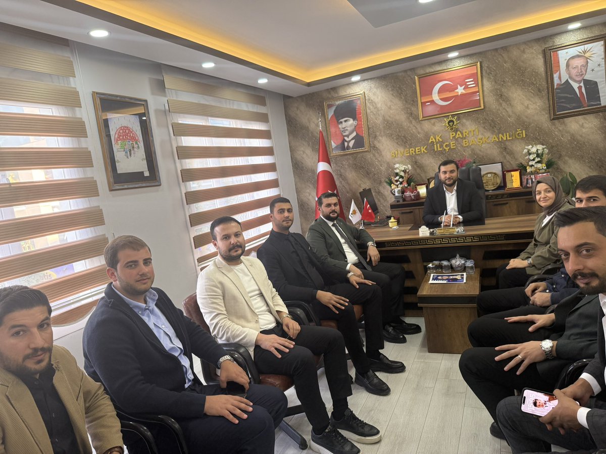 📍Siverek 

Ak Parti Siverek İlçe Başkan Vekili Sn. Murat Malbora’yı ve Siverek Kadın Kolları Başkanımız Sn. <a href="/RahimeTuysuz/">Y.Mimar Rahime Tüysüz Denizedalan</a>’ü ziyaret ettik. Bizleri ağırladıkları için teşekkür ederiz. 

#GüçlüGençlik #GüçlüTürkiye

<a href="/avyusufibis/">Yusuf İBİŞ</a> <a href="/bybekirbozdag/">Bekir  Bozdağ</a> <a href="/osmannazlier/">Osman Nuri Nazlıer</a> <a href="/milhamigunbegi/">M.İlhami GÜNBEGİ</a>