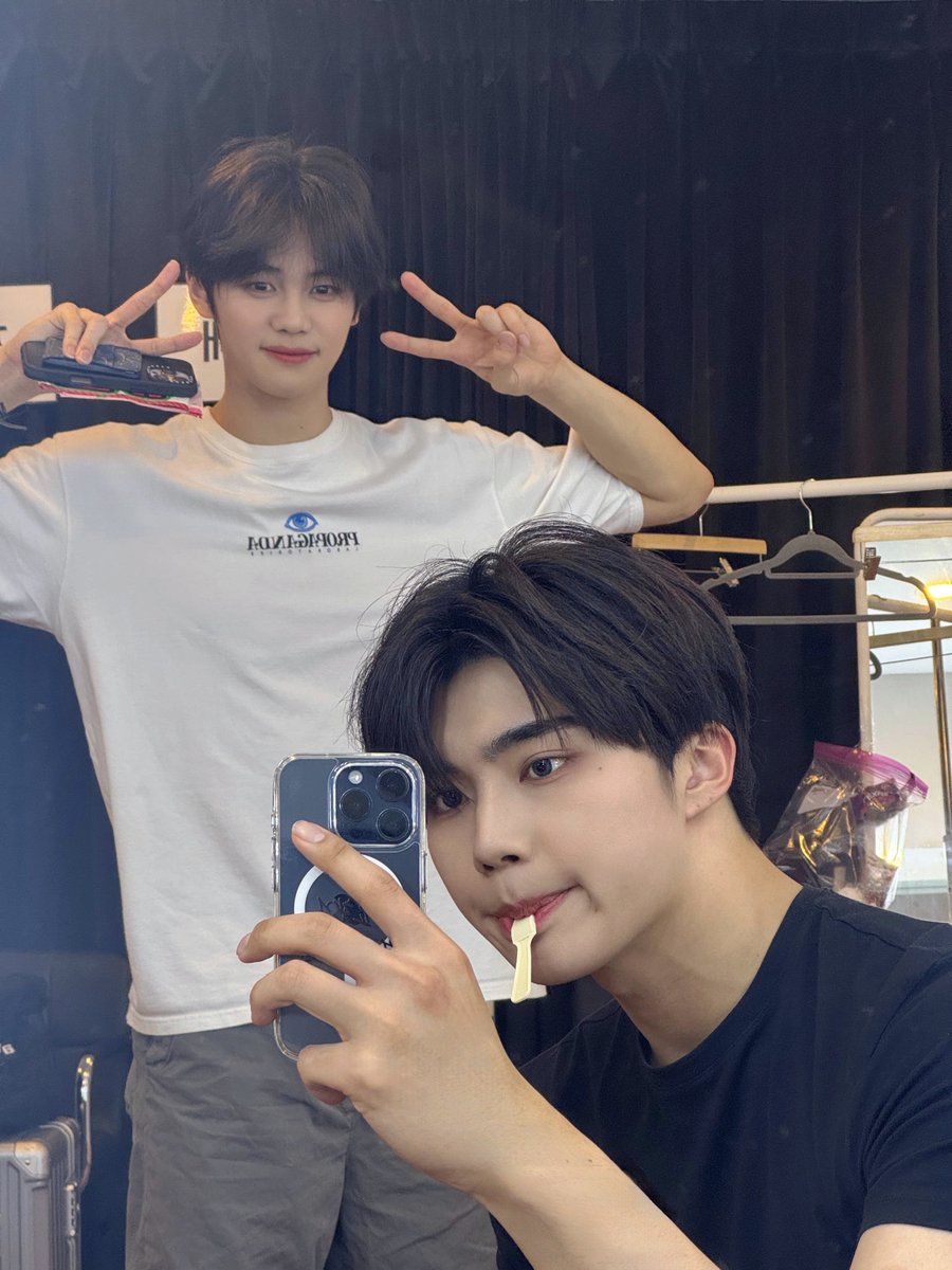 251108 🧸📷💬 [10:05pm myt]

- two cuties
- 'biggest and cutest' duo