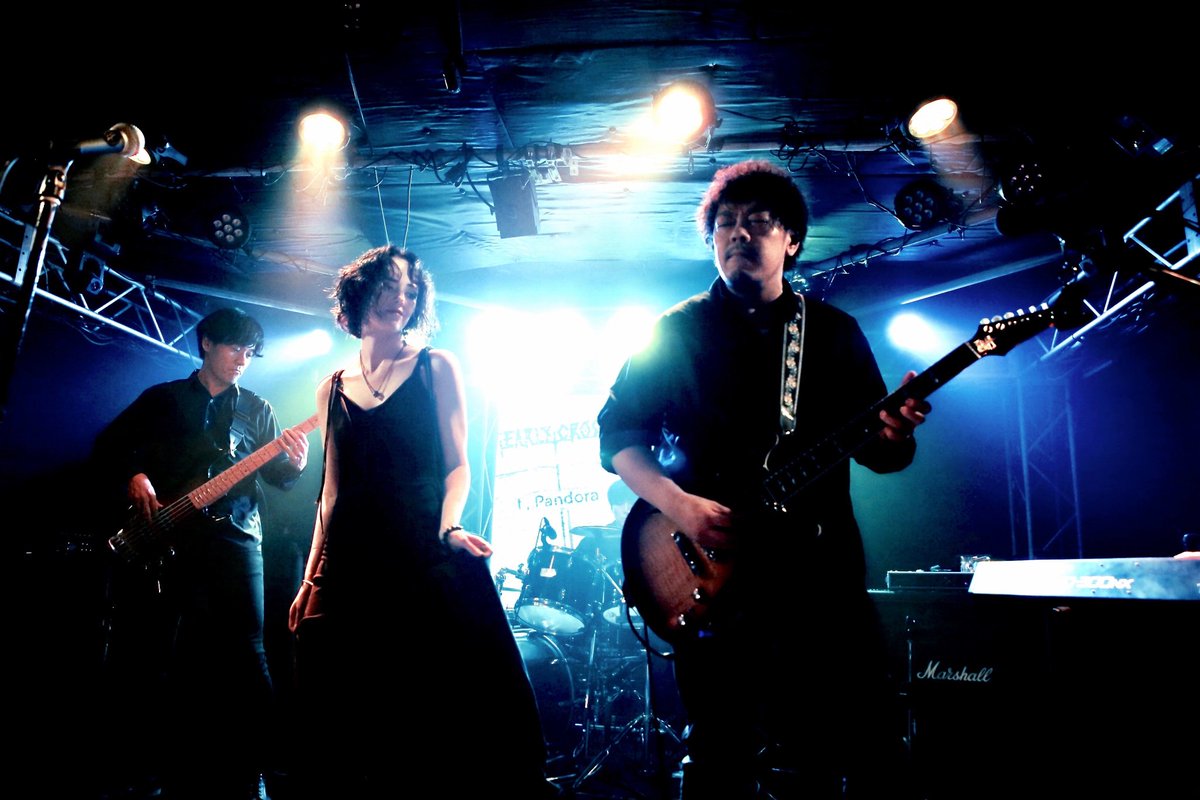 early_cross's tweet photo. Oct.25,2025 - Kichijoji CRESCENDO
📸 Emili Muraki

10/25のライヴをフォトグラファーのEmili Murakiさんに撮影いただきました。あの時間をドラマチックに切り取って現像くださっています。
後ほどまとめて公開できればと思いますが、取り急ぎ数枚ご紹介！ https://t.co/svbSkpt7WU