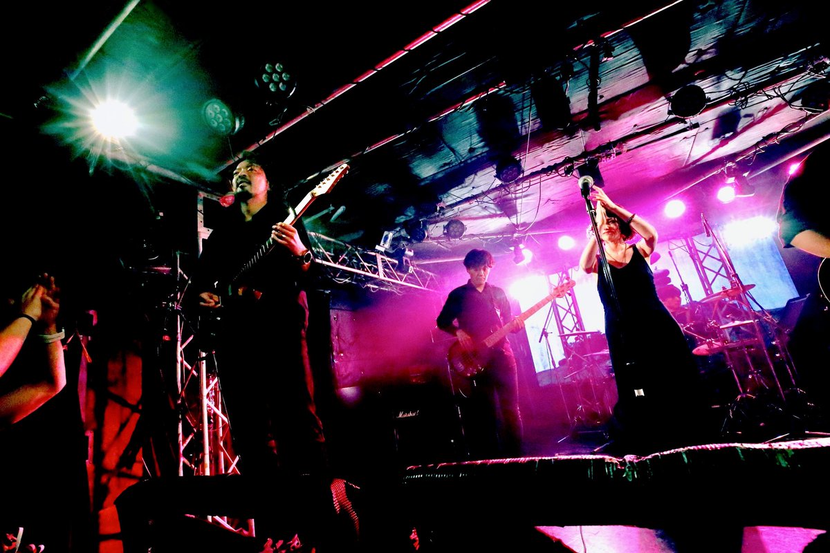 early_cross's tweet photo. Oct.25,2025 - Kichijoji CRESCENDO
📸 Emili Muraki

10/25のライヴをフォトグラファーのEmili Murakiさんに撮影いただきました。あの時間をドラマチックに切り取って現像くださっています。
後ほどまとめて公開できればと思いますが、取り急ぎ数枚ご紹介！ https://t.co/svbSkpt7WU