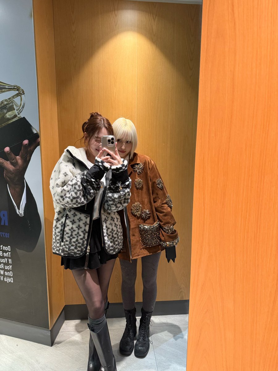nayeonynynyny's tweet photo. 모모 언니 생일 축하해 🐻🍑🩷🩷
맛있는 거 많이 먹고 축하도 많이 받구 세상에서 젤 행복한 사람이길 바라 앞으로도 우리 건강하고 행복하게 원스랑 같이 활동하자!! 앞으로 어떤 모습이든 응원할거니까 하고 싶은 거 다 해!!🫶🏻🫶🏻

#twice #momo
#모모에게_어김없이_끌려들어
#Happy_PeachDay_MOMO https://t.co/UG6w95fcz7